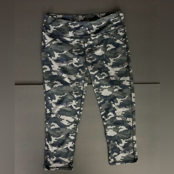 3/$19✨Fabletics Camo Capri Athletic Leggings - Picture 1 of 10